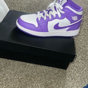 Jordan 1 mid venom GS